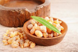 Boswellia serrata gyanta természetes formában egy fából készült tálban, ízületvédő hatóanyag kutyáknak